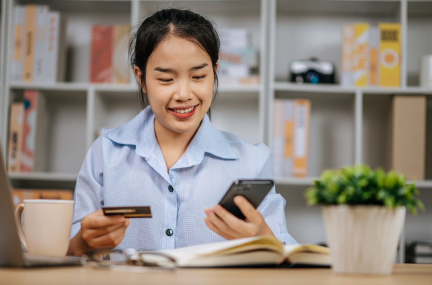 Sử dụng điện thoại thông minh giúp tìm kiếm điểm giao dịch nhanh chóng
