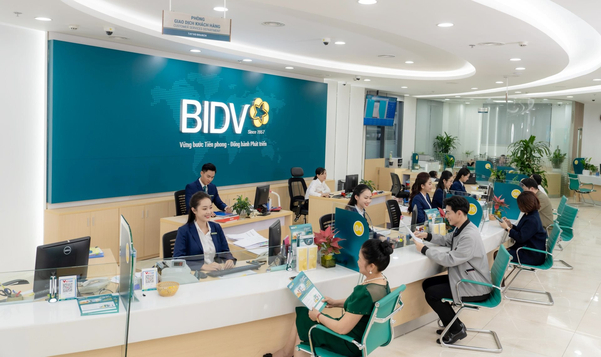 Khách hàng thực hiện các bước xác thực thông tin tại quầy giao dịch