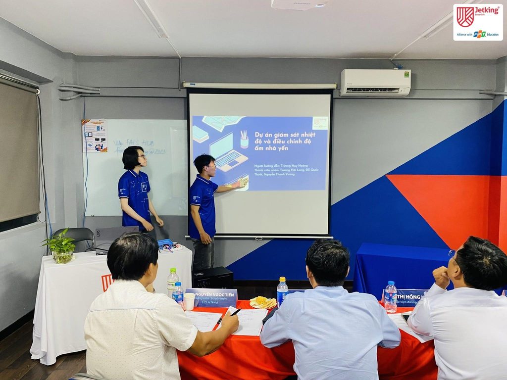 Học viên thuyết trình dự án công nghệ trước hội đồng, minh họa yêu cầu ngày càng cao về năng lực thực hành và kỹ năng chuyên môn trong ngành CNTT.