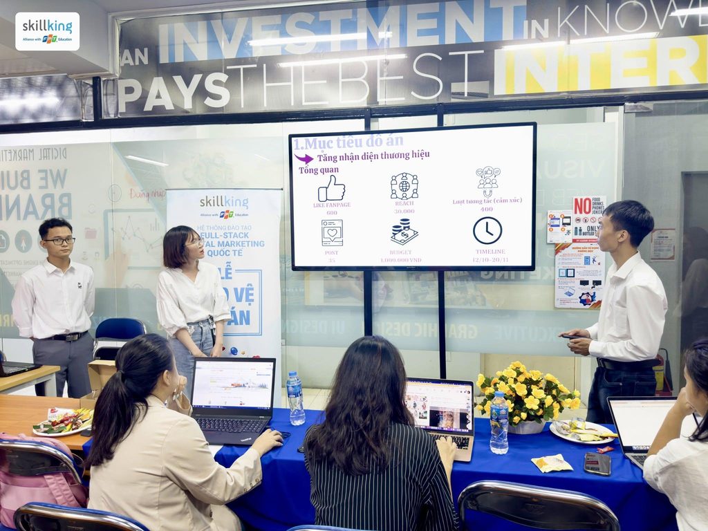 Học viên thuyết trình dự án Digital Marketing, minh họa yêu cầu kết hợp kỹ năng công nghệ, phân tích và tư duy kinh doanh trong môi trường số.